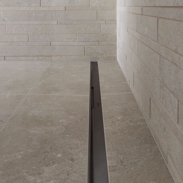 Vesi jookseb ära elegantse roostevabast terasest profiili kaudu. Vesi jookseb ära elegantse roostevabast terasest profiili kaudu.