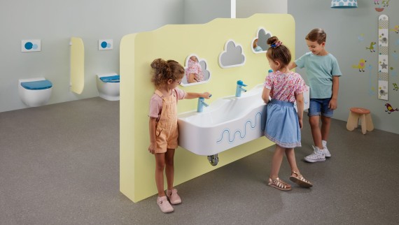 Lapsed mängivad sanitaarruumis tootega Geberit Bambini Lapsed mängivad sanitaarruumis tootega Geberit Bambini