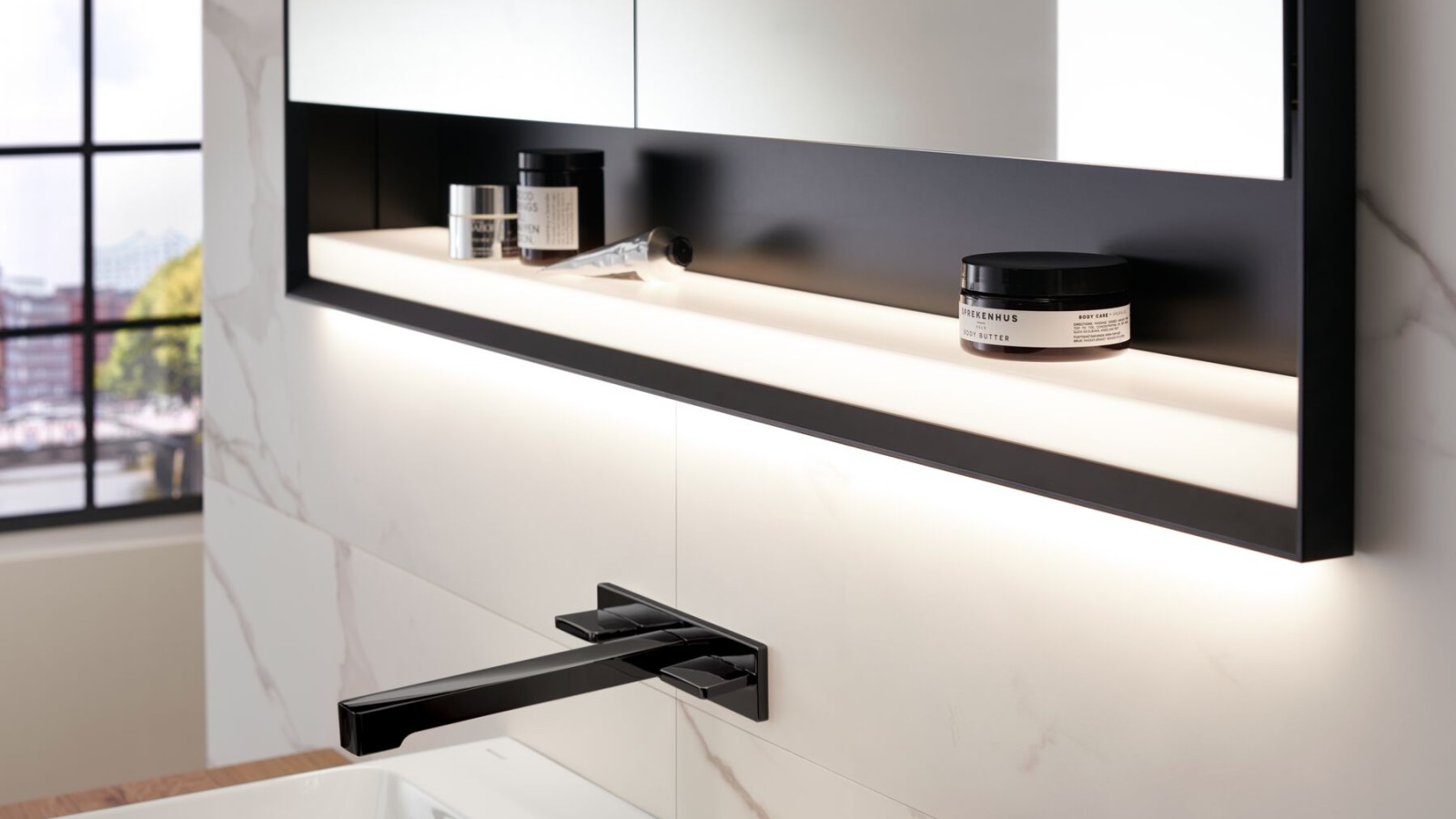 Geberit ONE peegelkappi saab paigaldada seinale