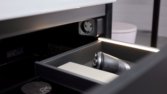 Sahtel Geberit ONE valgusribade ja ühendatava pistikupesa elemendiga