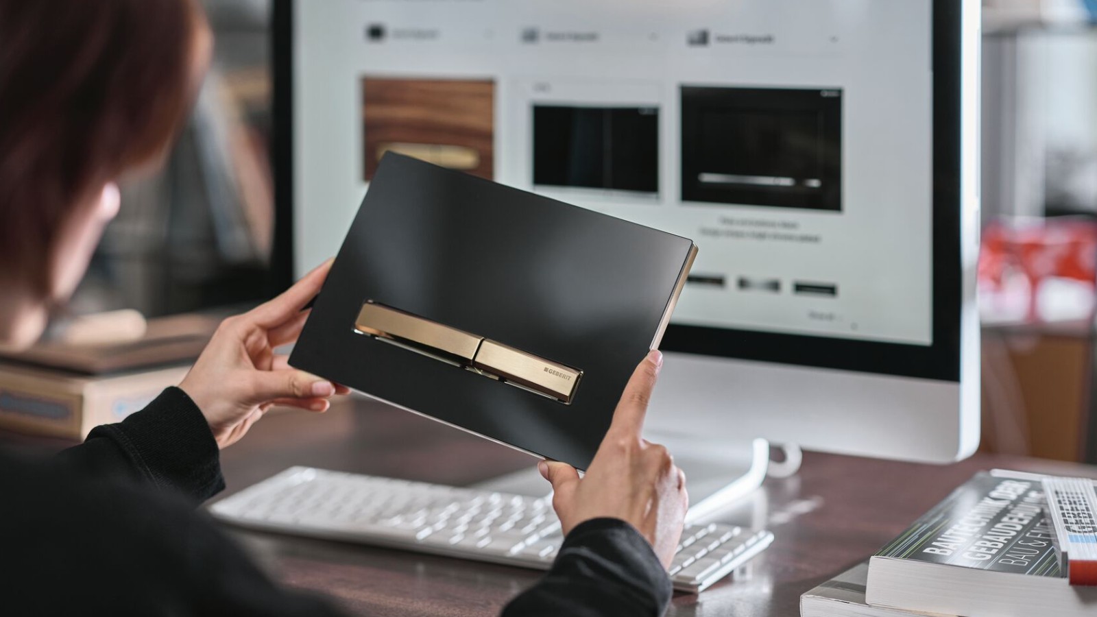 Naine Geberit Sigma50 roosast kullast nupuga loputusplaadiga Naine Geberit Sigma50 roosast kullast nupuga loputusplaadiga