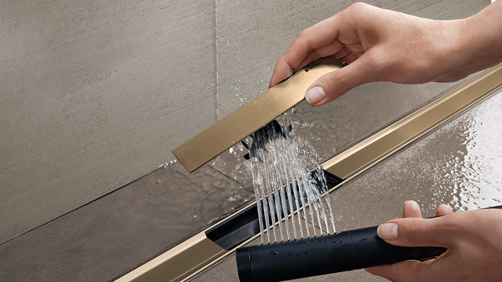Naine eemaldab duširenni Geberit CleanLine kammsüdamiku ja puhastab seda (© Geberit) Naine eemaldab duširenni Geberit CleanLine kammsüdamiku ja puhastab seda (© Geberit)