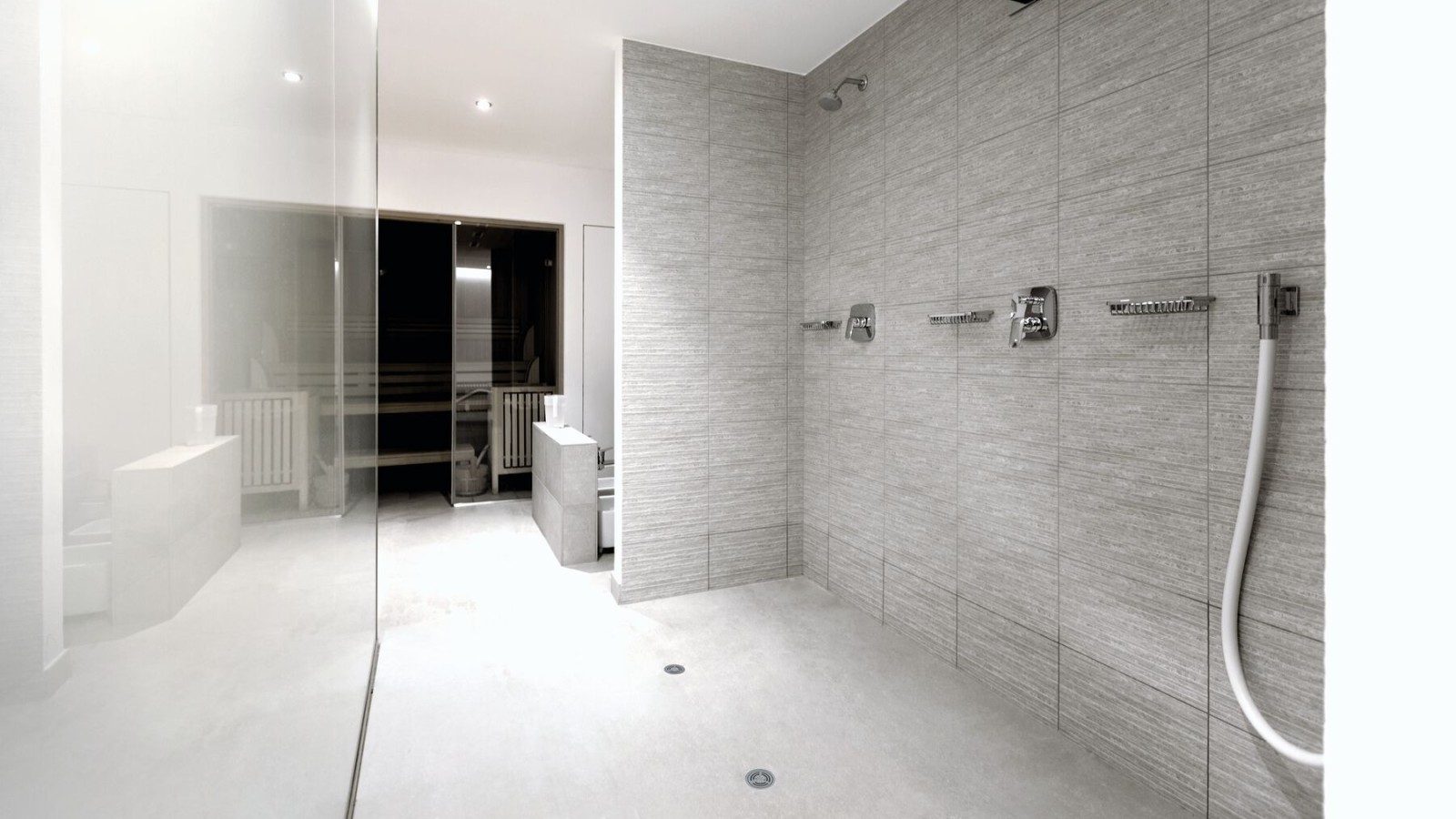 Poolavalik sanitaarruum Geberit'i duši põrandaäravooluga vinüülkattega põrandas Poolavalik sanitaarruum Geberit'i duši põrandaäravooluga vinüülkattega põrandas