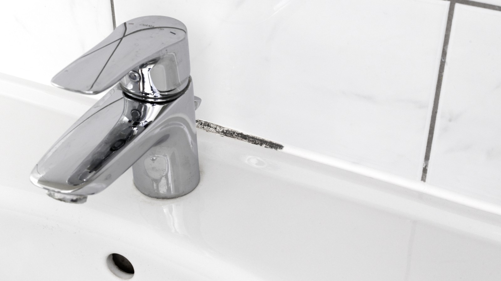 Hallitus vannitoa vuugisegudesse Hallitus vannitoa vuugisegudesse