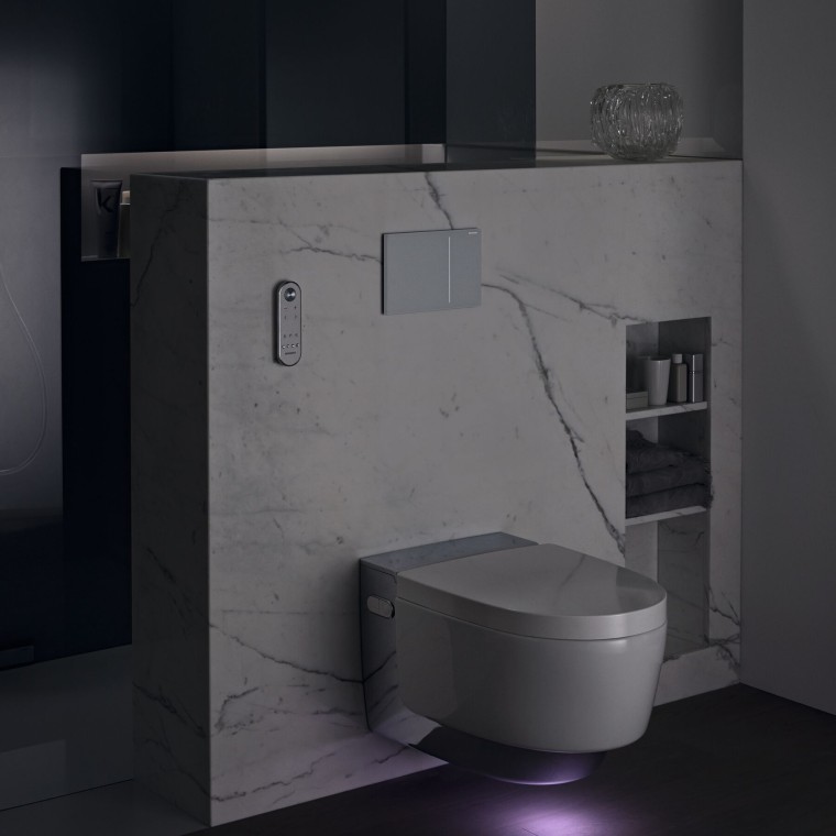 Geberit AquaClean Mera Comfort kroom orientatsioonitulega (© Geberit)