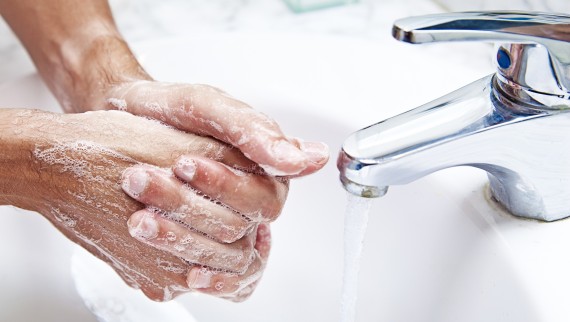 Käte pesemine valamu juures