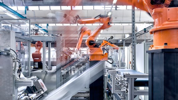 Roboti käed ettevõtte Geberit varjatud loputuskastide tootmissaali konveierlindil (© Geberit) Roboti käed ettevõtte Geberit varjatud loputuskastide tootmissaali konveierlindil (© Geberit)