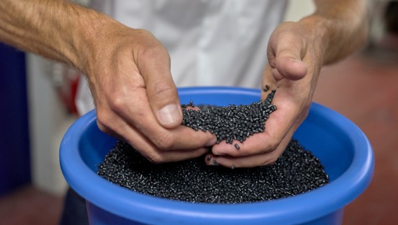 Käed, mis hoiavad musti plast-pelleteid (© Ben Huggler) Käed, mis hoiavad musti plast-pelleteid (© Ben Huggler)