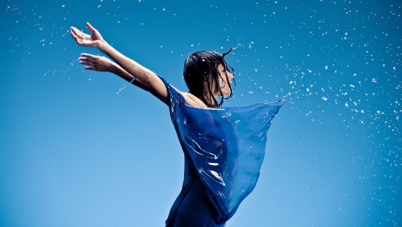 Melanie Winiger toote Geberit AquaClean kampaania jaoks poseerimas