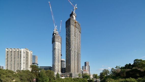 Kaks 180 George'i torni kuulutavad Sydney linnastu tihenemist (© Michael Curwood & Adam Powell)