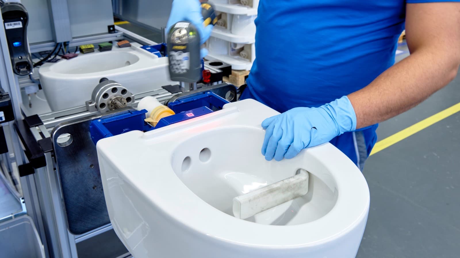 Geberit'i töötaja töötab Geberit AquaClean Mera dušš-WC juures Jonas Geberit'i töötaja töötab Geberit AquaClean Mera dušš-WC juures Jonas