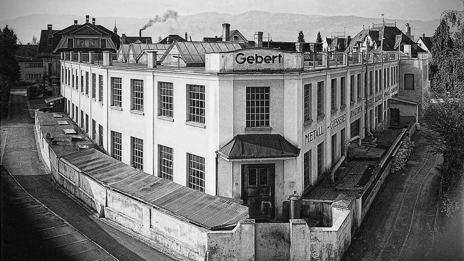 Geberit'i esimene tehas Rapperswilis 1920. aastatel. Geberit'i esimene tehas Rapperswilis 1920. aastatel.
