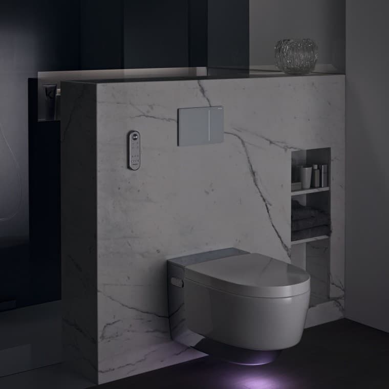 Geberit AquaClean Mera Comfort kroom orientatsioonitulega (© Geberit) Geberit AquaClean Mera Comfort kroom orientatsioonitulega (© Geberit)